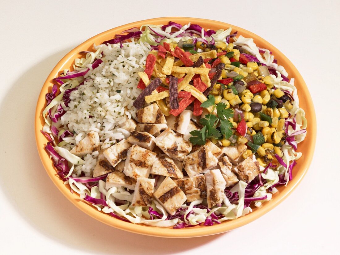 Southwest-Salat mit Hähnchen und Reis (USA)