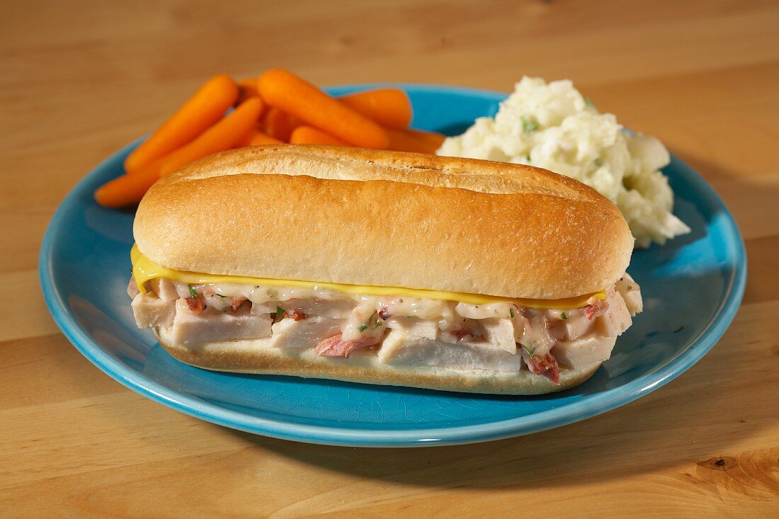 Po Boy Sandwich mit Hähnchen, Schinken und Käse (USA)