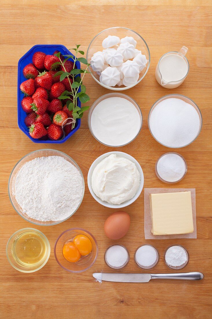 Zutaten für Cupcakes mit Erdbeer-Mascarpone-Creme