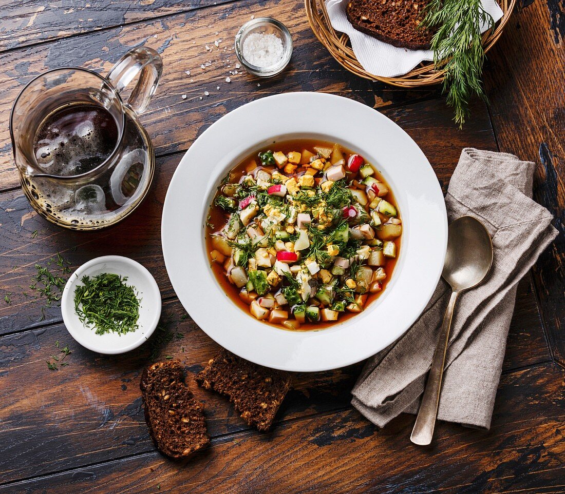 Okroschka (Kalte Suppe, Russland) mit Gemüse, Wurst und Kvass