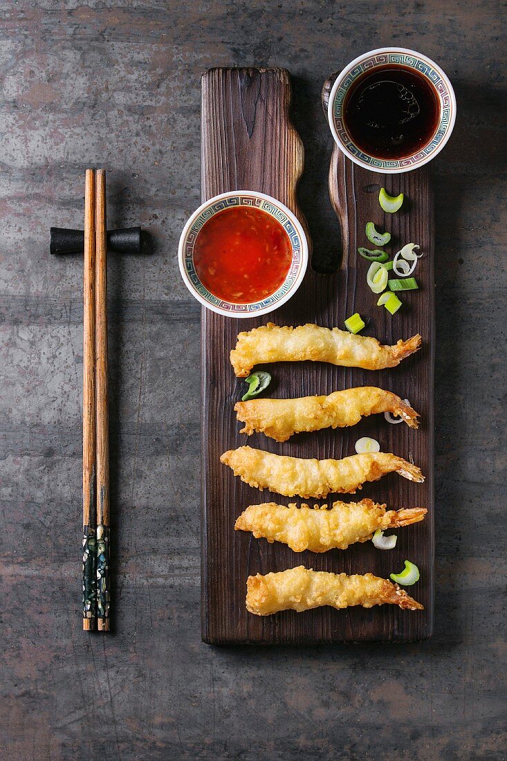 Tempura-Garnelen mit Dips und Essstäbchen (Japan)