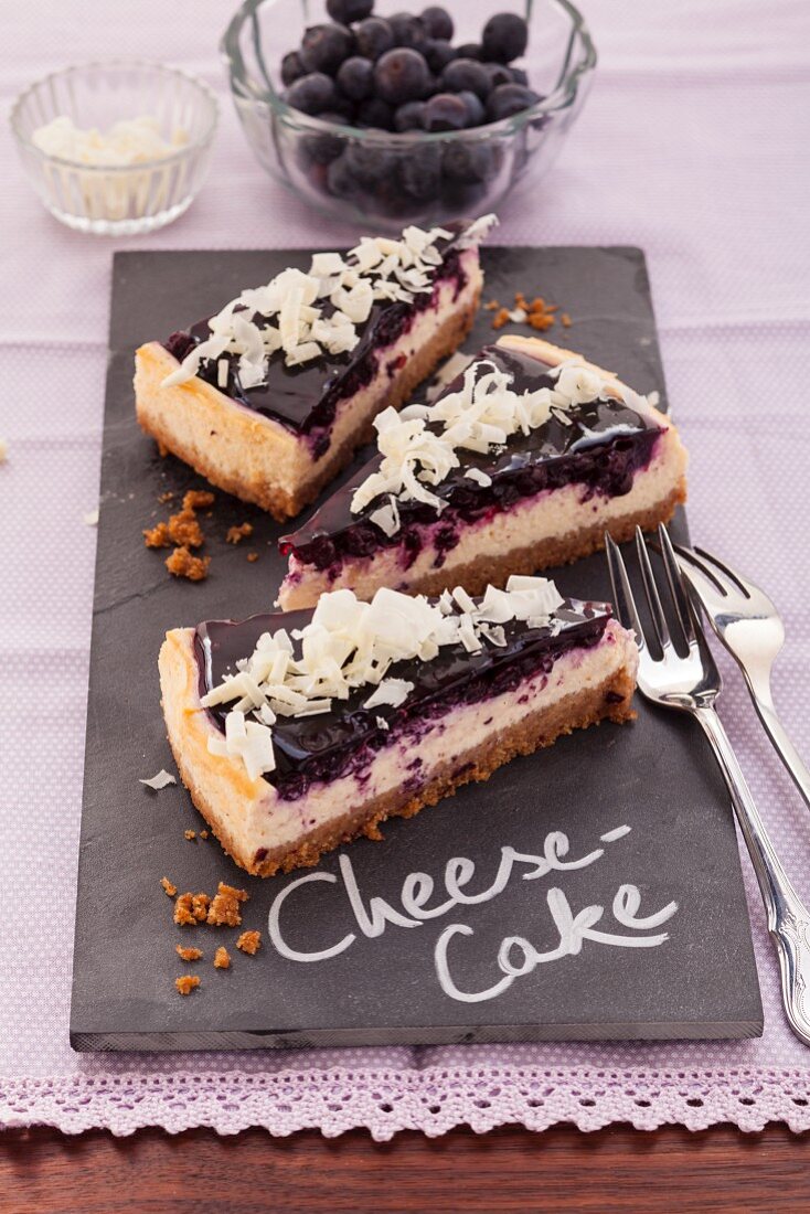 Blueberry cheesecake with a biscuit base and white chocolate