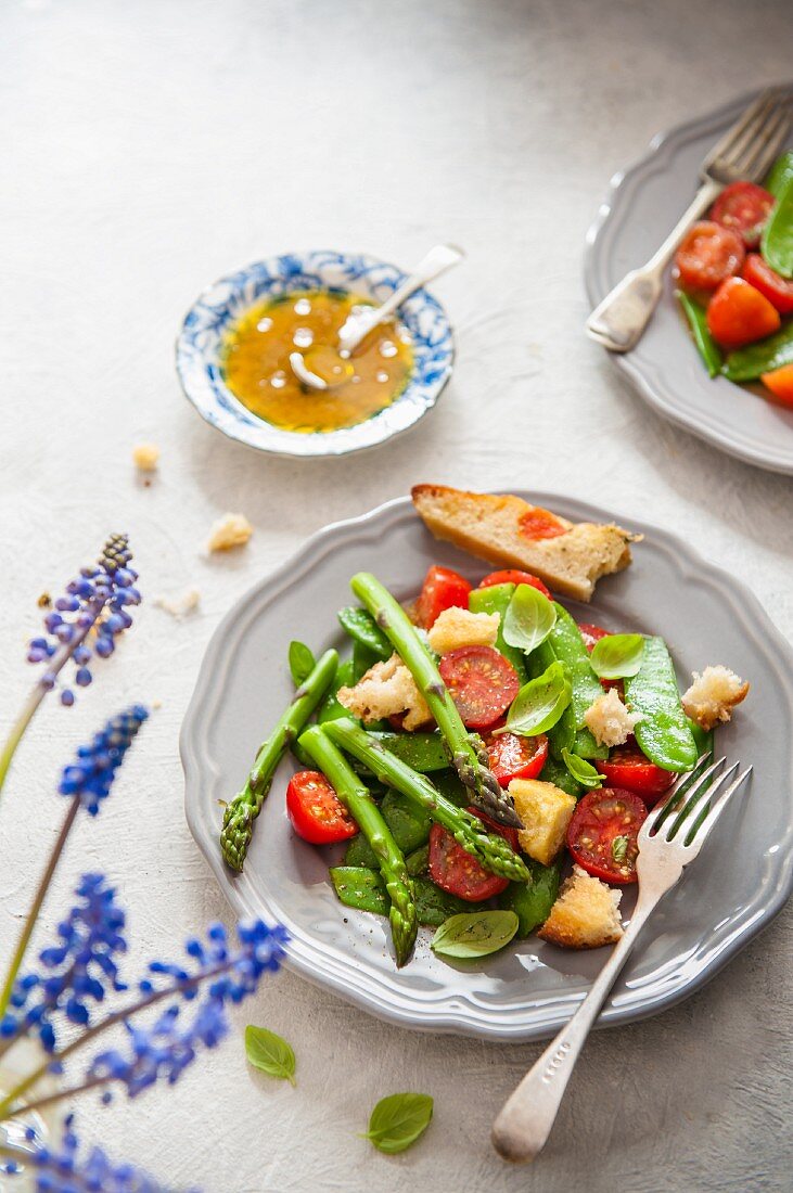 Frühlingssalat mit grünem Spargel, Tomaten, Basilikum und Focaccia