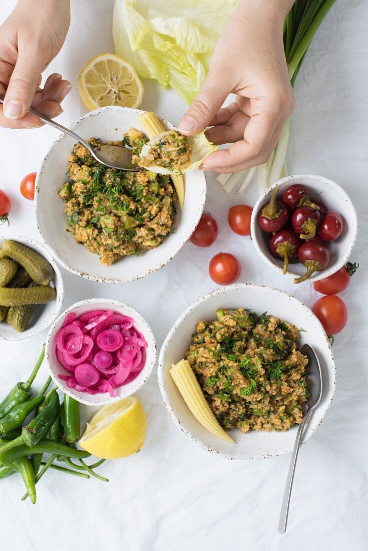 Meze mit Bulgursalat und eingelegtem Gemüse (Türkei)
