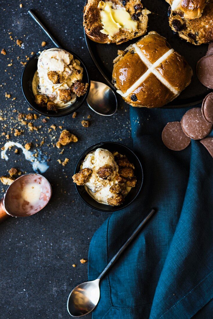 Selbstgemachte Eiscreme mit Hot Cross Buns