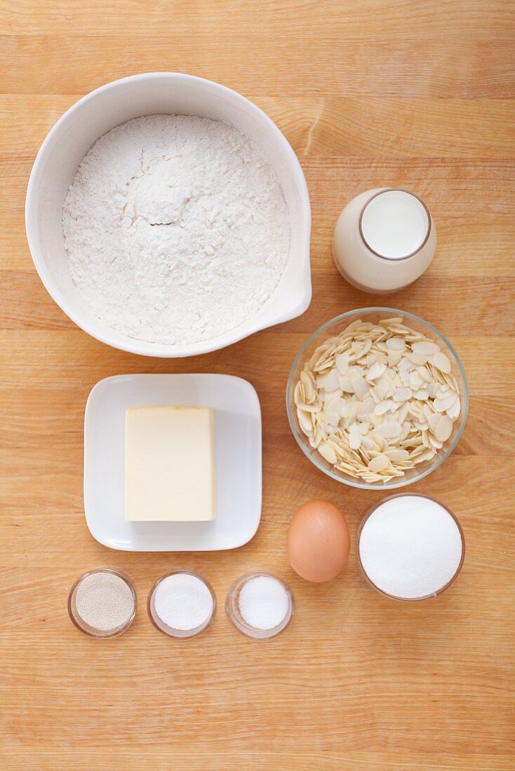 Zutaten für Butterkuchen mit Mandeln