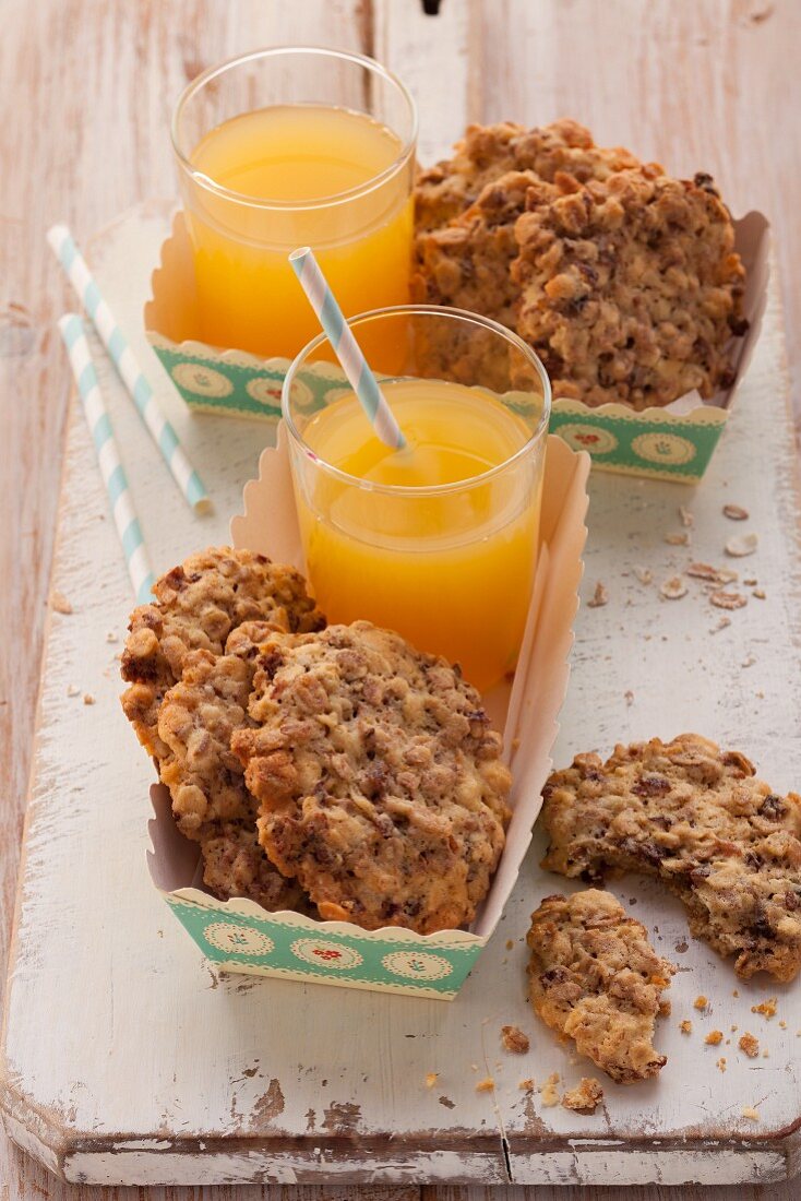 Getreideflocken-Cookies mit Rosinen und weißer Schokolade