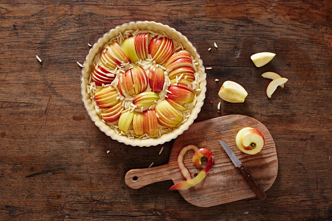 Unbaked apple pie in a baking dish (top view)