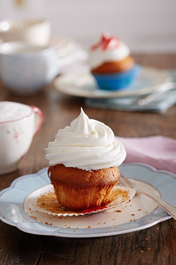 Ein Cupcake mit weisser Cremehaube