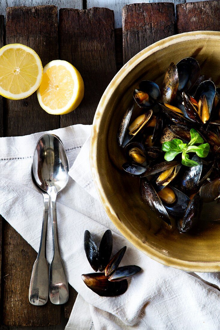 Steamed mussels with lemon