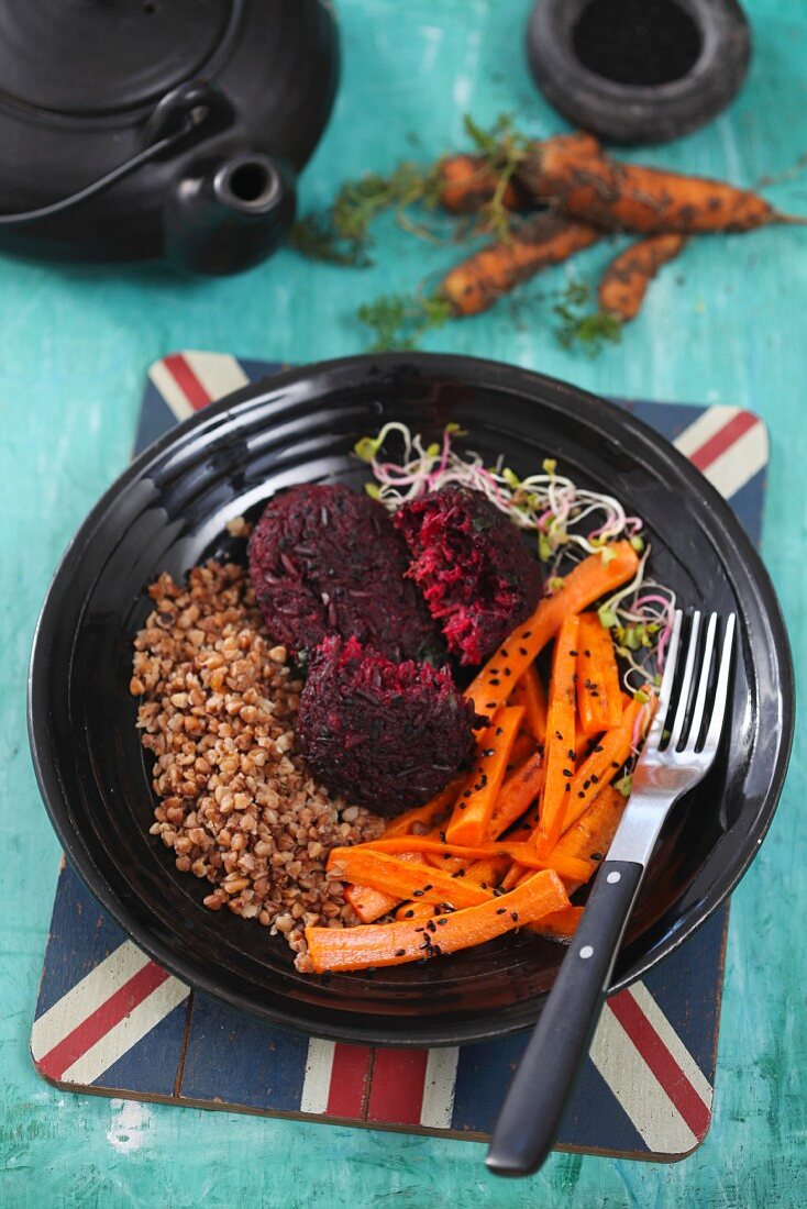 Rote-Bete-Bratlinge mit Buchweizen und Karotten