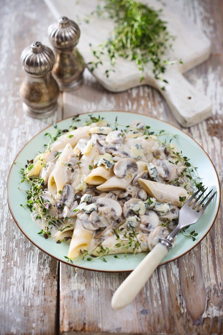 Penne with mushroom sauce and thyme