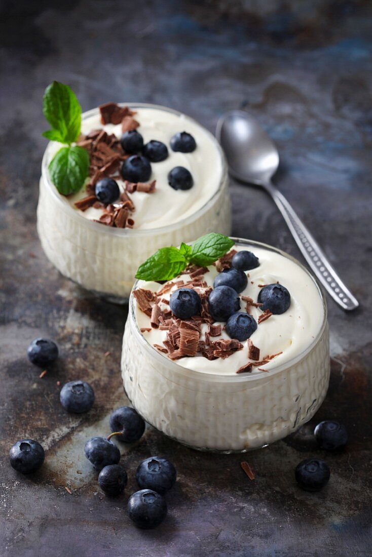 White chocolate mousse with blueberries and chocolate shavings