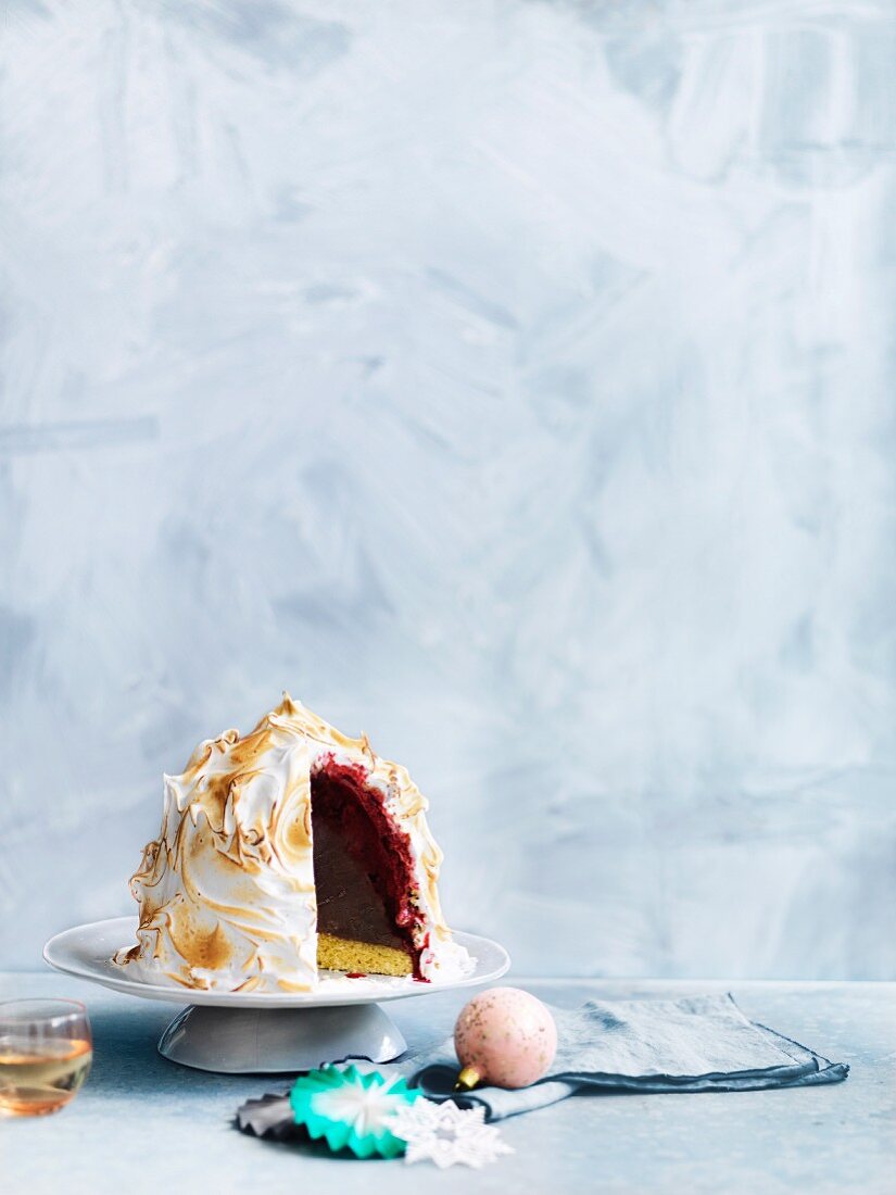 Himbeer-Schokoladen-Eisbombe zu Weihnachten