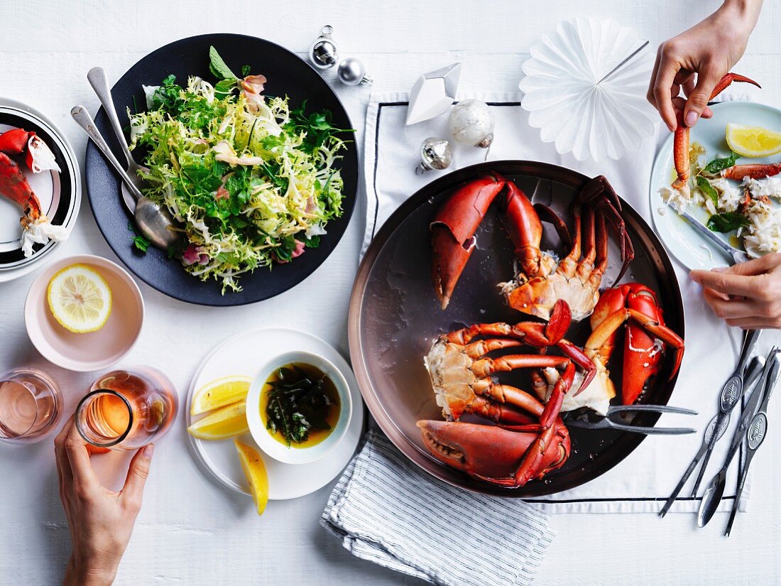 Mud Crab mit Currybutter und Blattsalat (weihnachtlich)