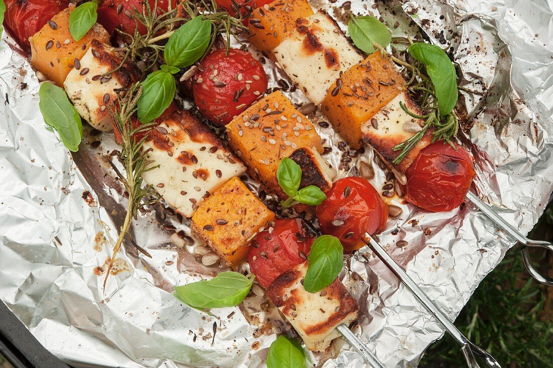 Gegrillte Gemüsespiesse mit Kürbis, Tomaten, Feta und Kräutern