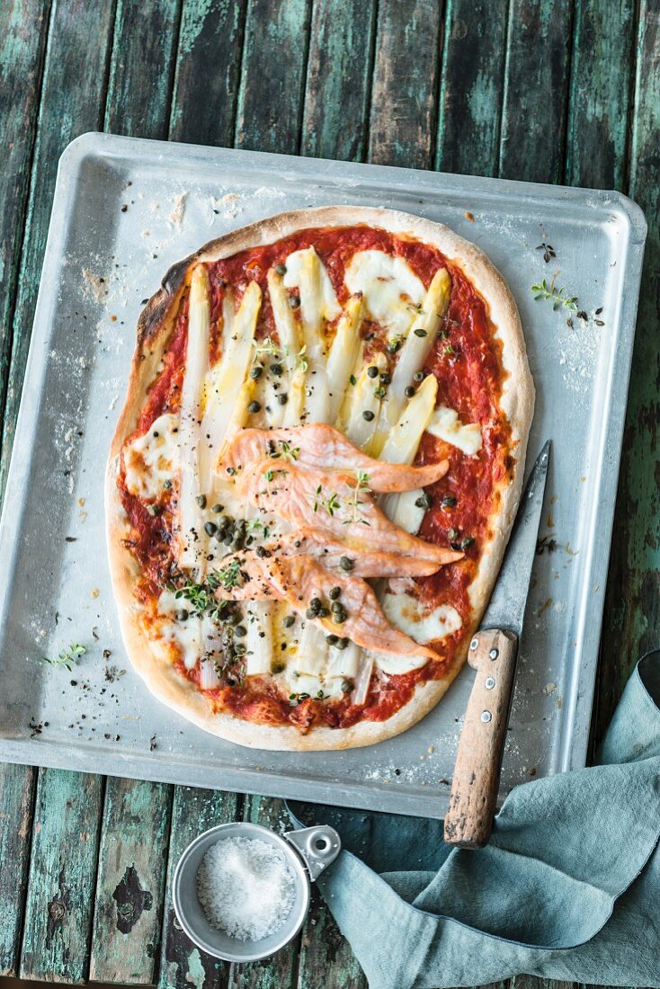 Spargel-Lachs-Pizza mit Kapern