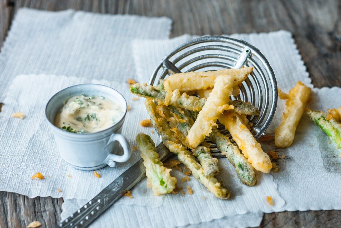 Gemischtes Spargel-Tempura mit Koriander-Mayonnaise