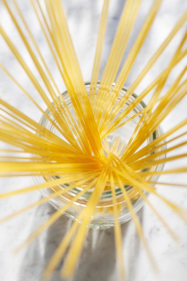 Ungekochte Spaghetti im Glas (Aufsicht)