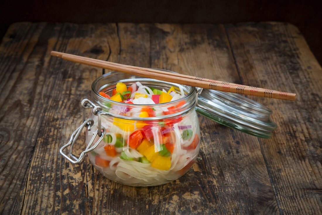 Glasnudelsalat mit Paprika (gelb und rot), Frühlingszwiebeln und roten Zwiebeln