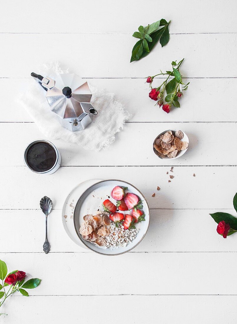 A yoghurt bowl with strawberries and puffed quinoa (seen from above)