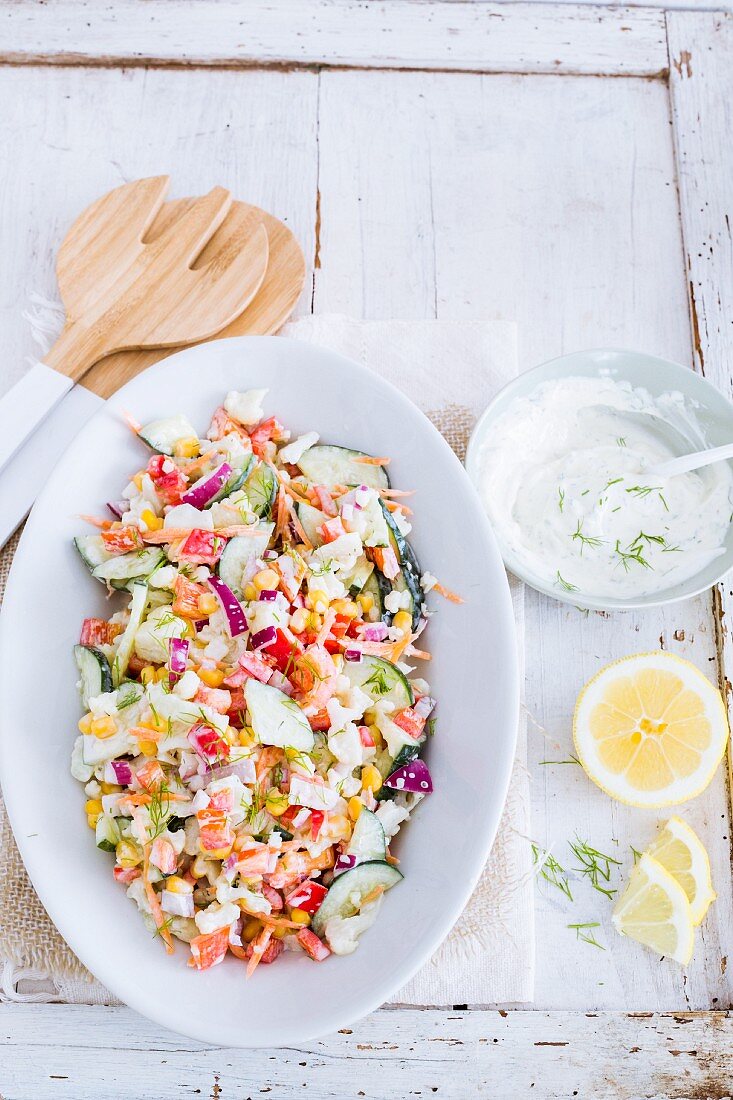 Bunter Gemüsesalat mit Joghurt-Dill-Dressing und Zitrone