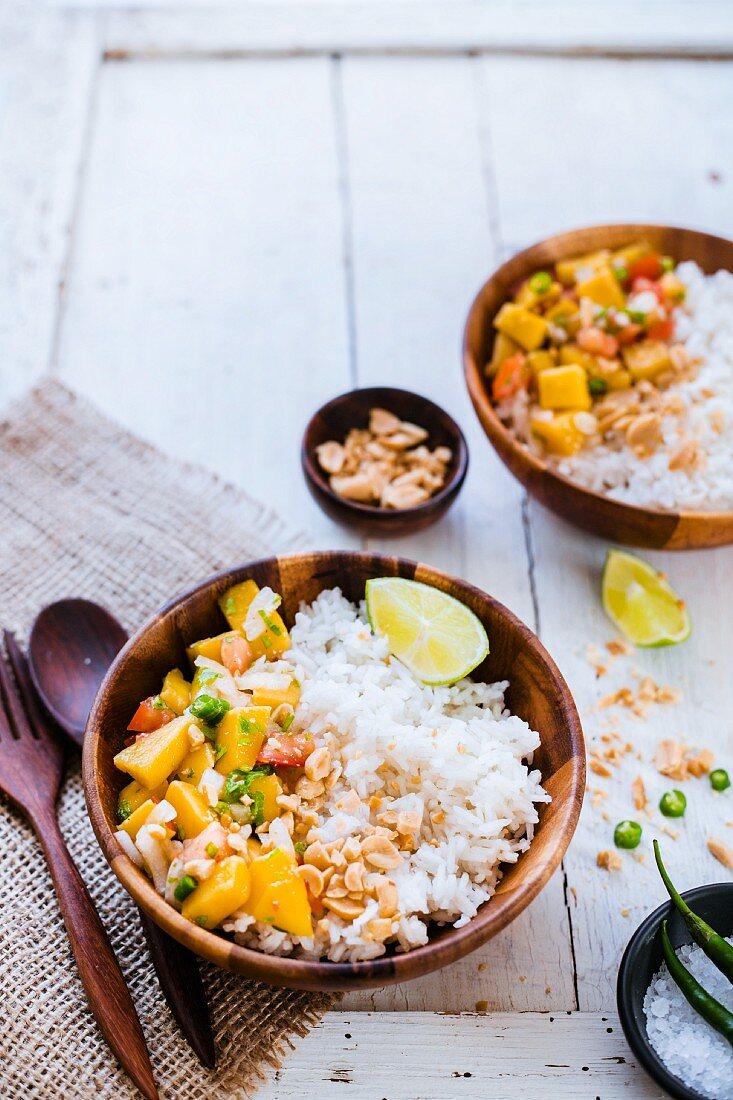 Rice salad with mango and peanuts (Thailand)