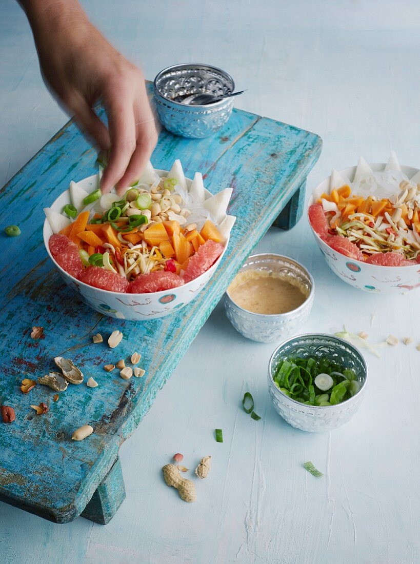 Spicy Thai bowl with grapefruit and peanut sauce