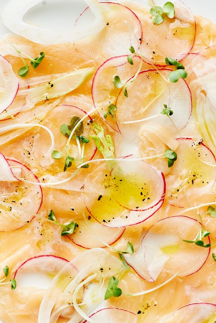 Frisches Weissfisch-Sashimi mit Frühlingsgemüse