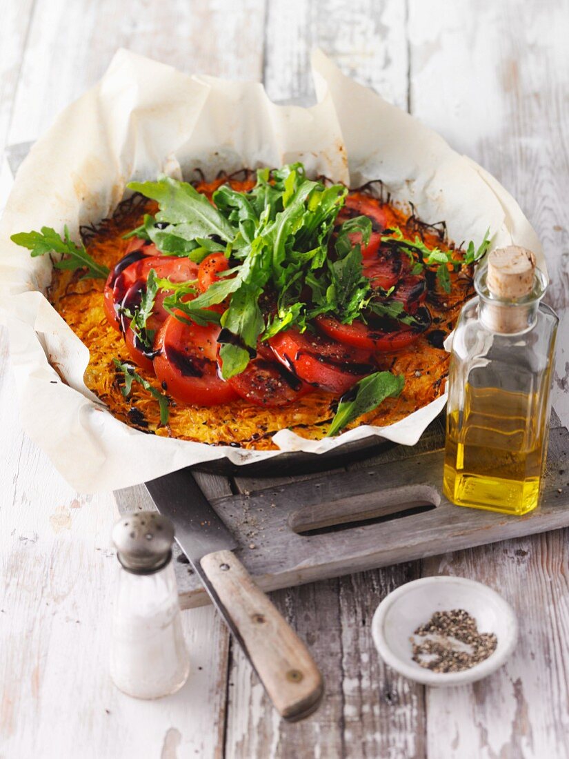 Kürbisspaghetti-Pizza mit frischem Rucola