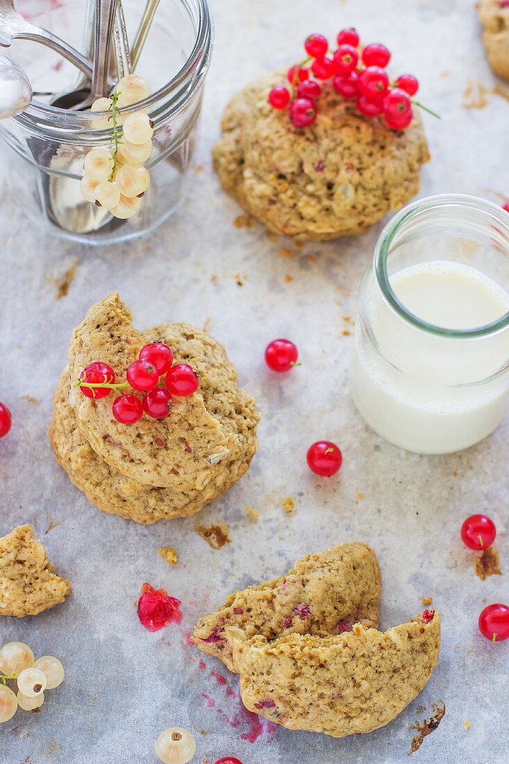 Vegan biscuits with red currant