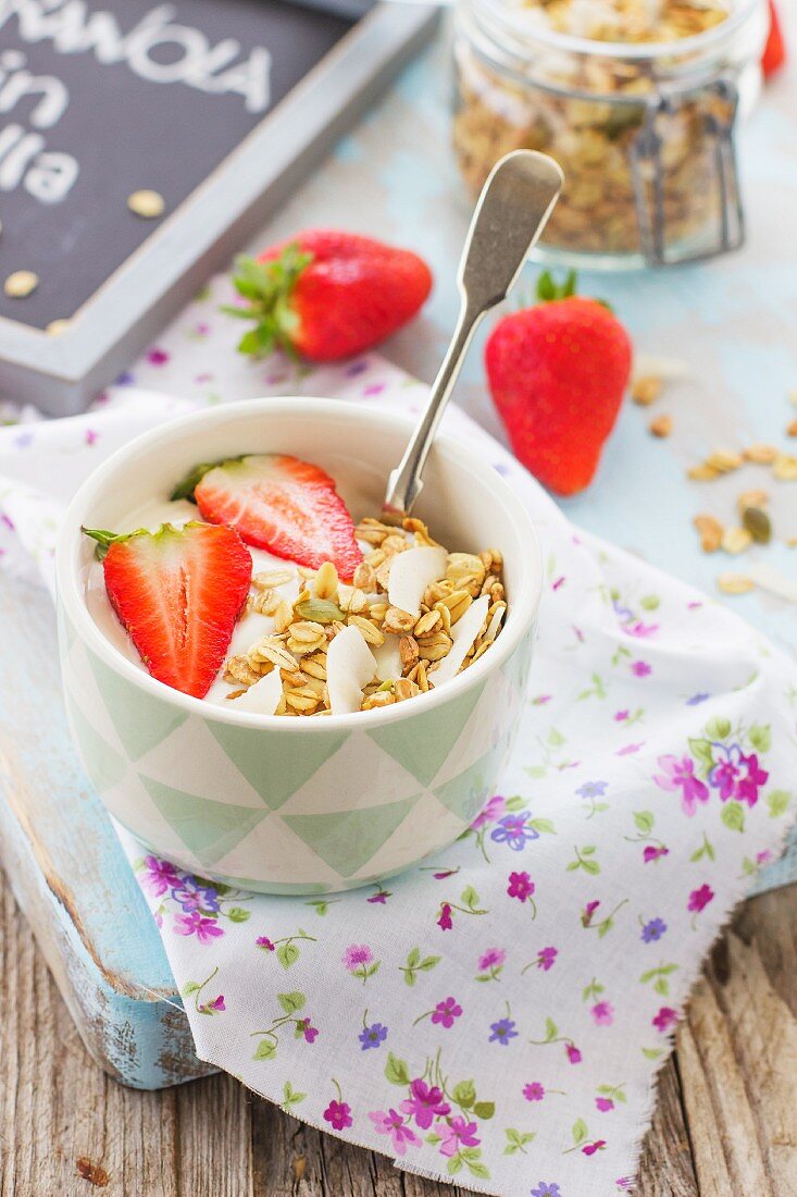 Joghurtmüsli mit Kokoschips und Erdbeeren