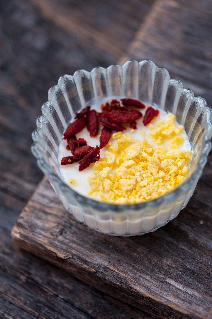 Vanille Panna Cotta mit Gojibeeren und Flakes