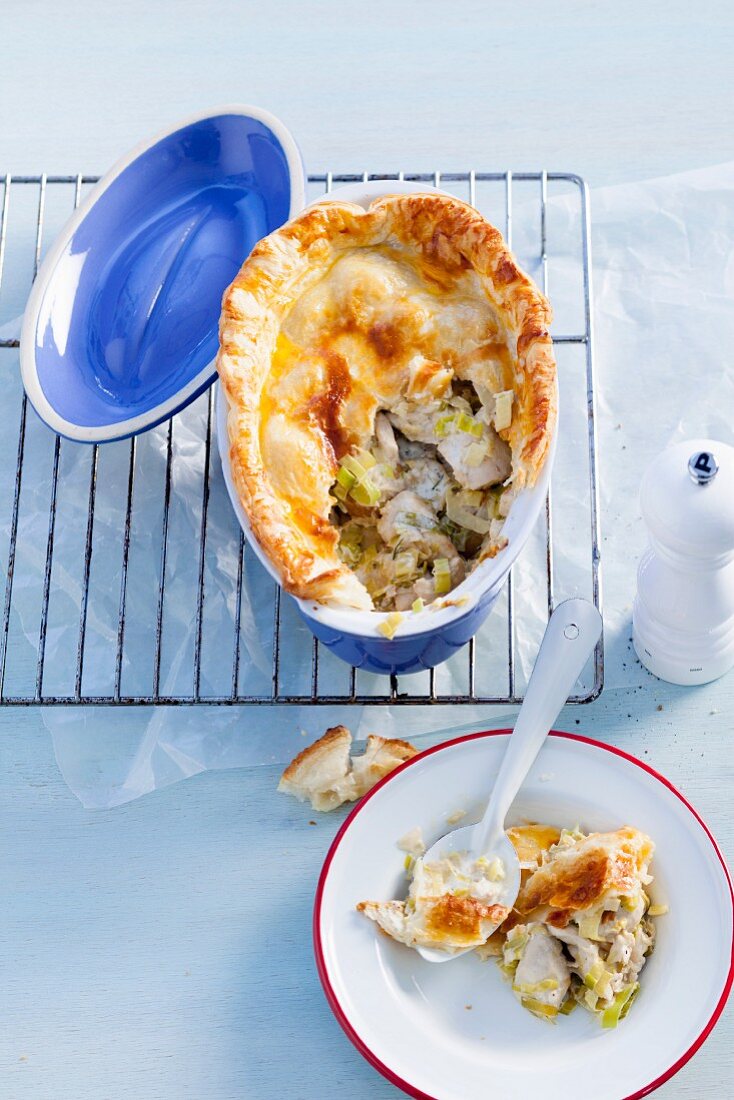Chicken pot pie with chicken breast, leek and thyme (England)