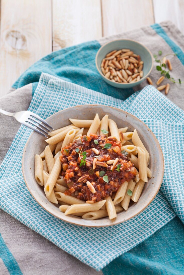 Wholemeal pasta with zucchini and lentil bolognese (Vegan)