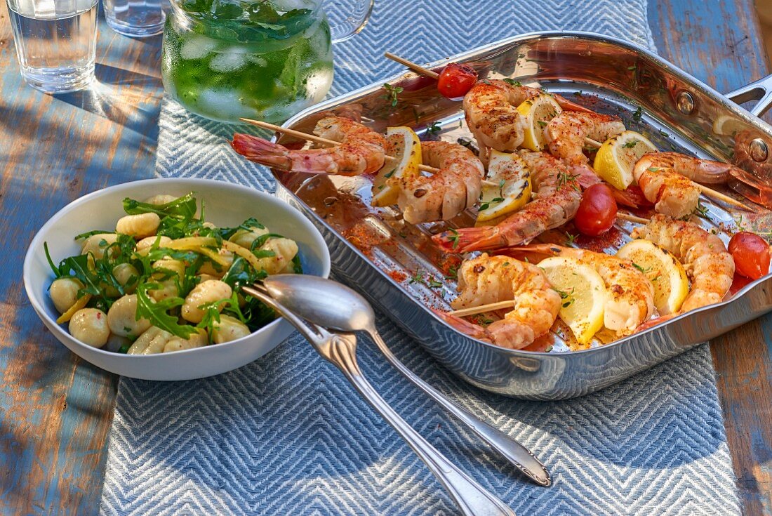 Gegrillte Garnelenspiesse mit Zitronenschnitzen und Tomaten