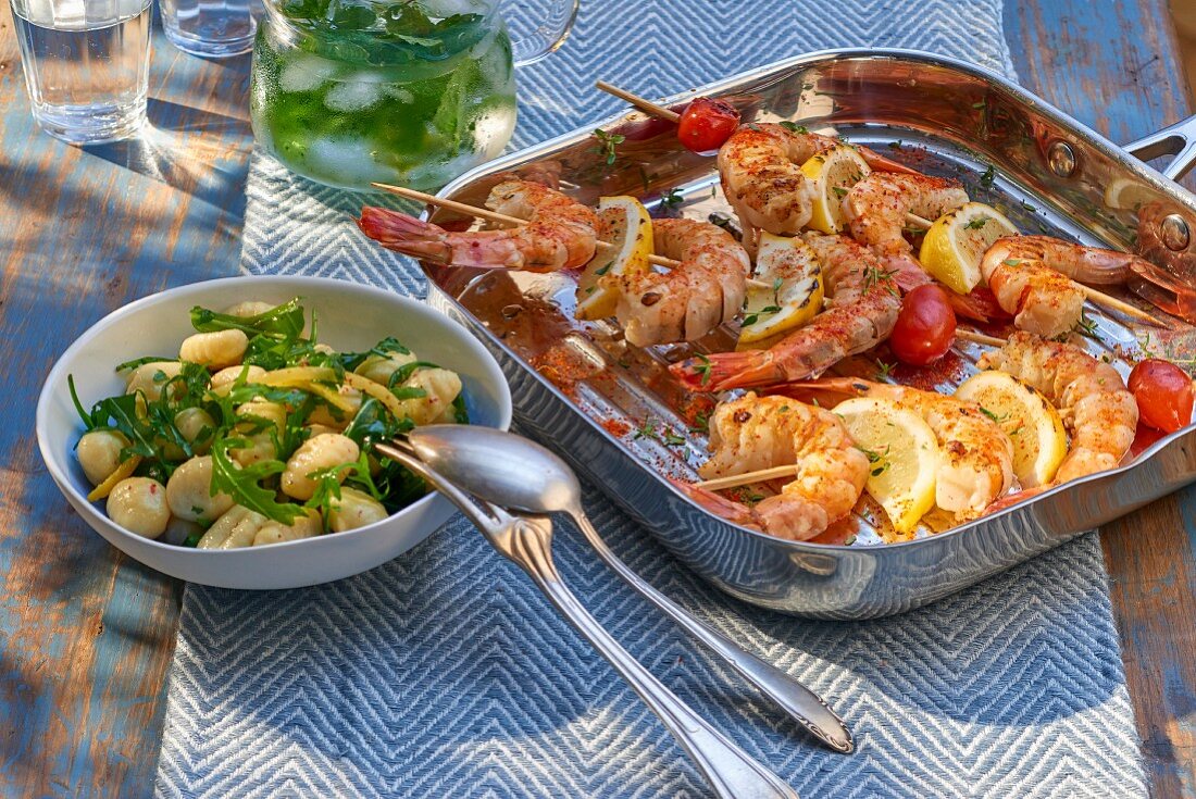 Grilled shrimps with lemon slices and tomatoes