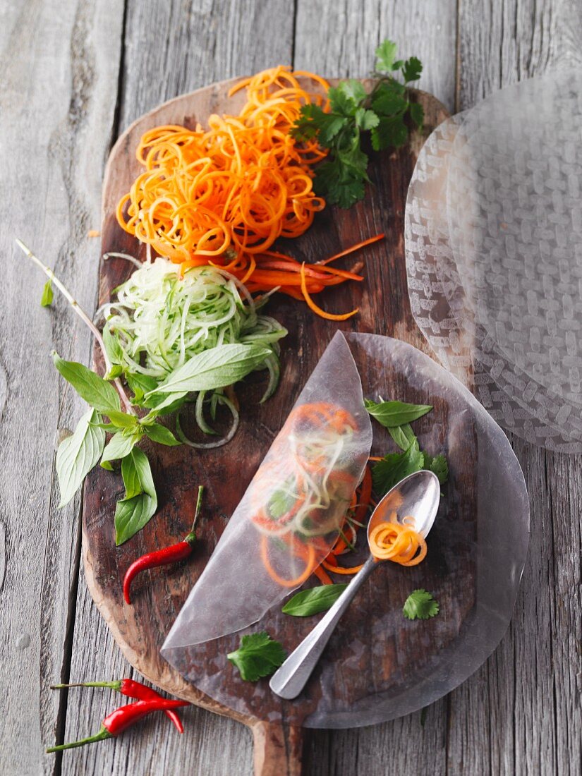 Ingredients for vegan summer rolls with vegetable spirelli