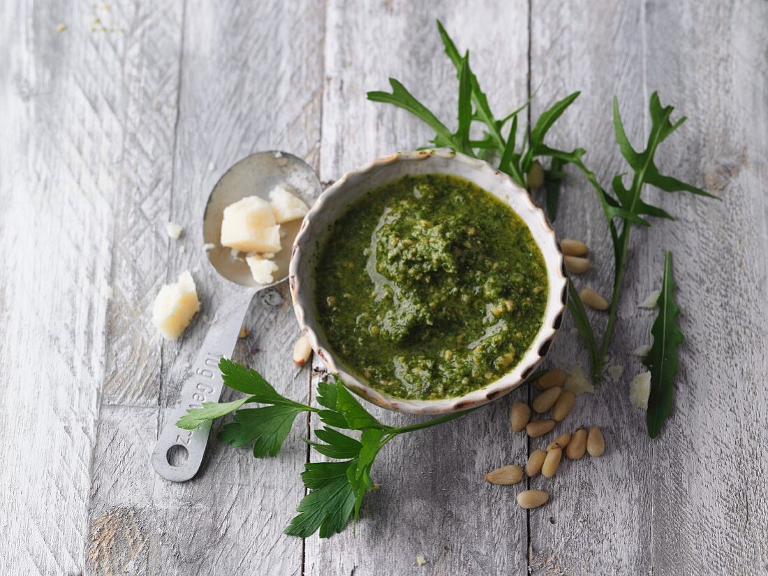 Rucola-Petersilien-Pesto mit Parmesan – Bilder kaufen – 12320414 StockFood