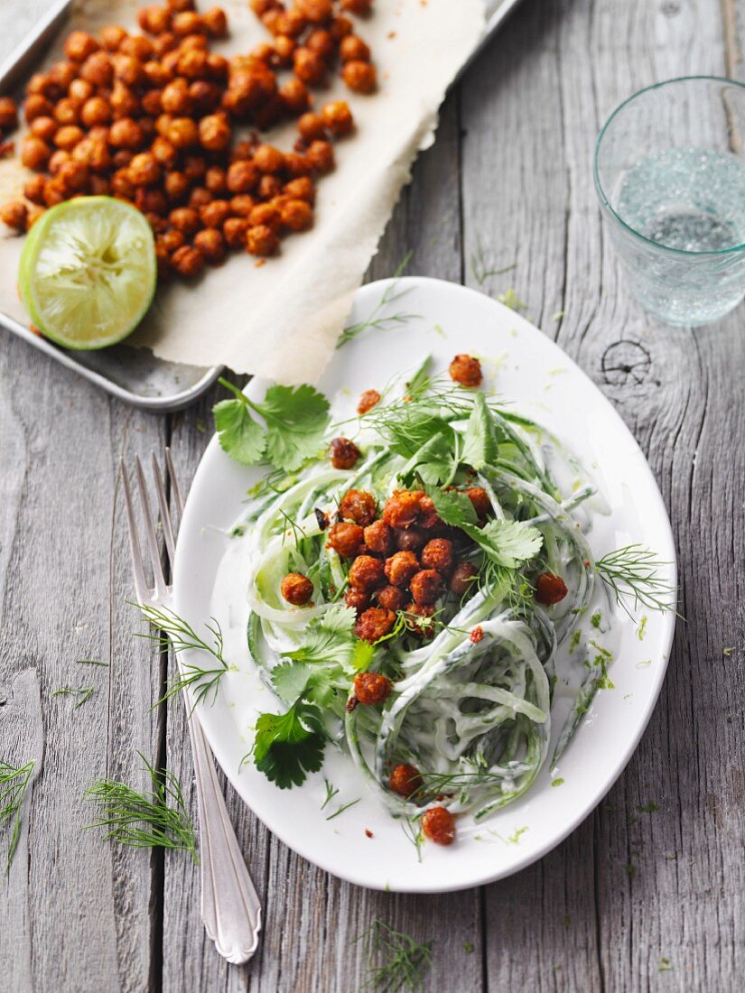 Vegetarischer Gurkennudel-Salat mit gebackenen Kichererbsen