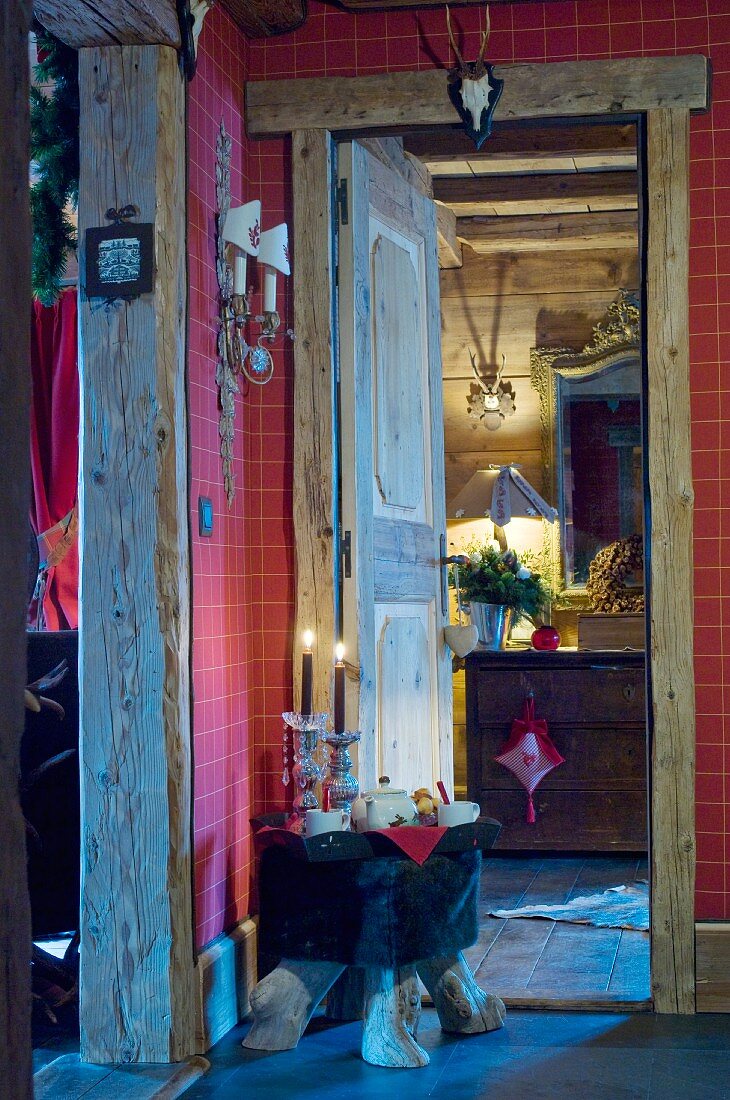 Flurbereich in rustikalem Chalet mit weihnachtlicher Dekoration
