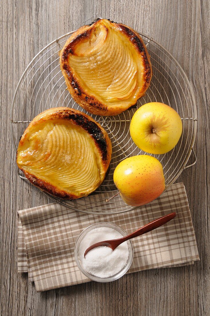 Tartelette fine aux pommes (mini apple tarts, France)