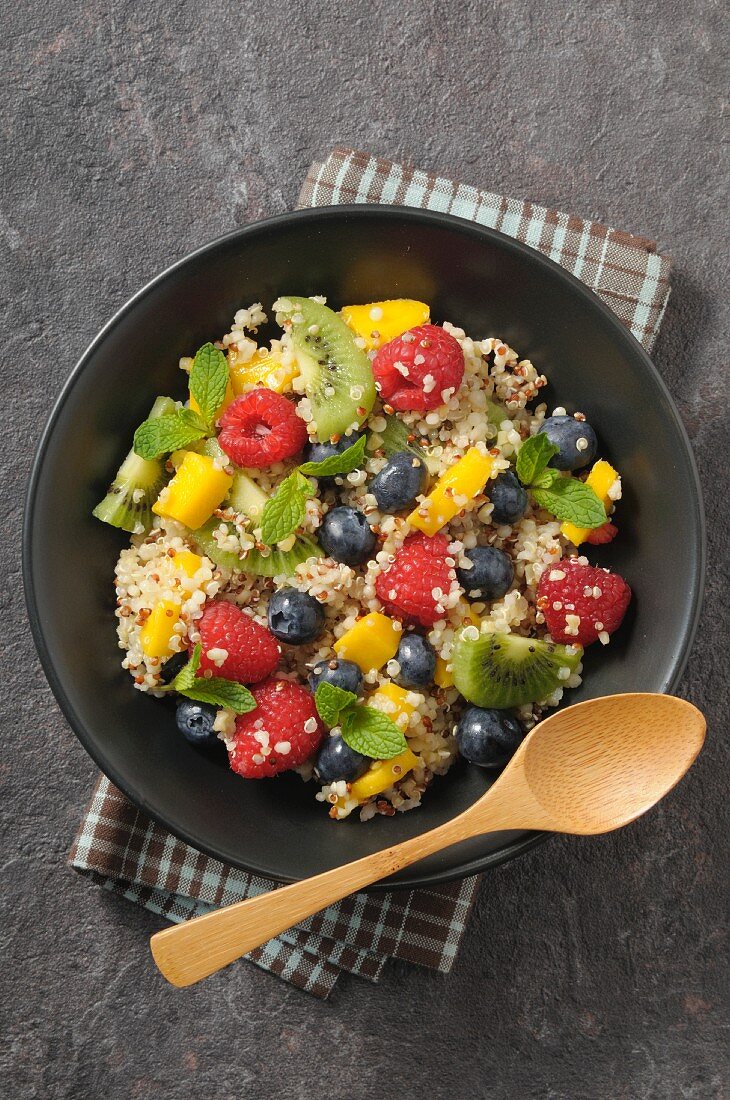 Quinoa mit frischen Früchten