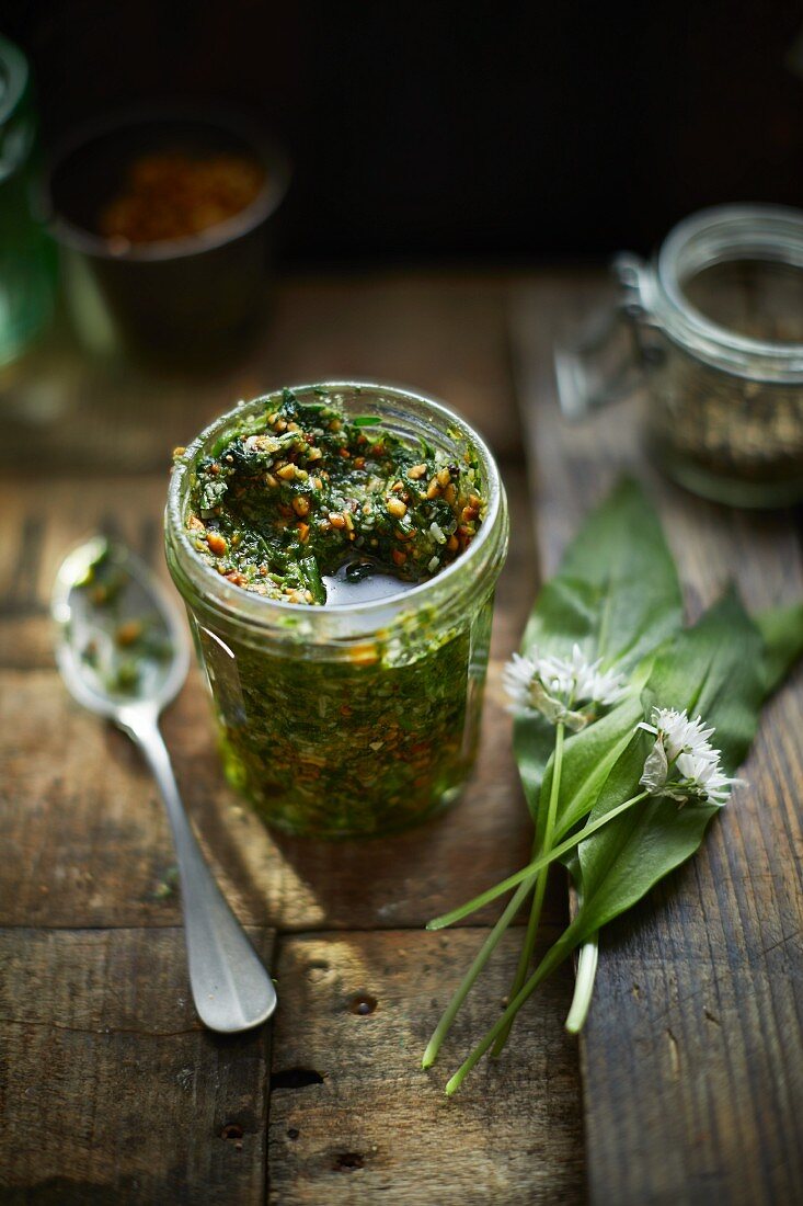 Bärlauchpesto im Glas auf Holzuntergrund