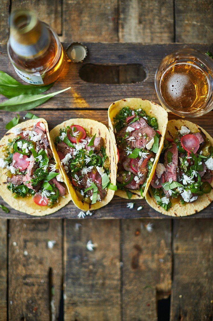 Tacos mit Steak, Bärlauch, Feta und Salsa