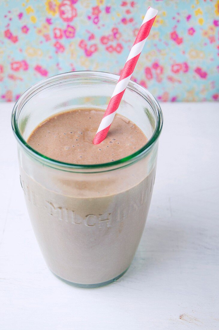 Schokoladen-Tofu-Smoothie im Glas mit Strohhalm