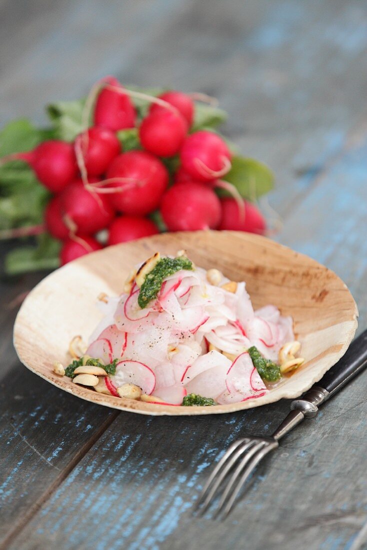 Radisalat mit gerösteten Nüssen und Radieschenpesto (Bayerrn, Deutschland)