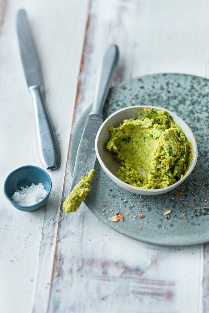 Vegan herb and pea spread with lupin groats