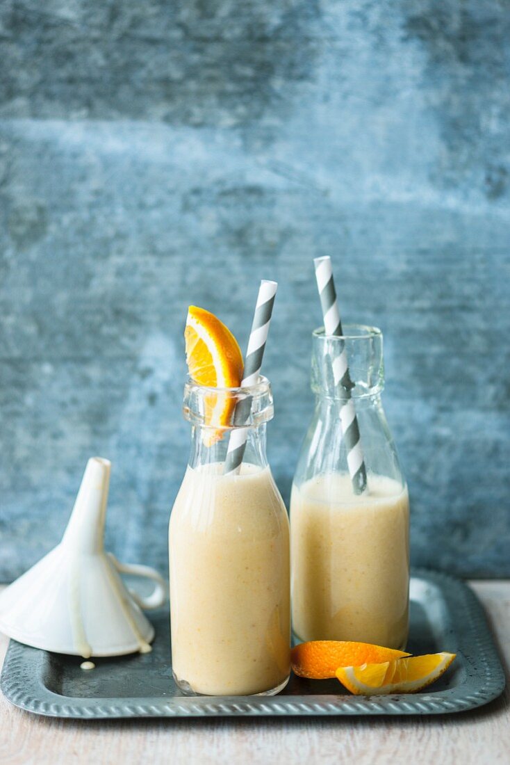 Orangen-Kokos-Smoothie mit Bananen und Lupinen-Shake-Pulver