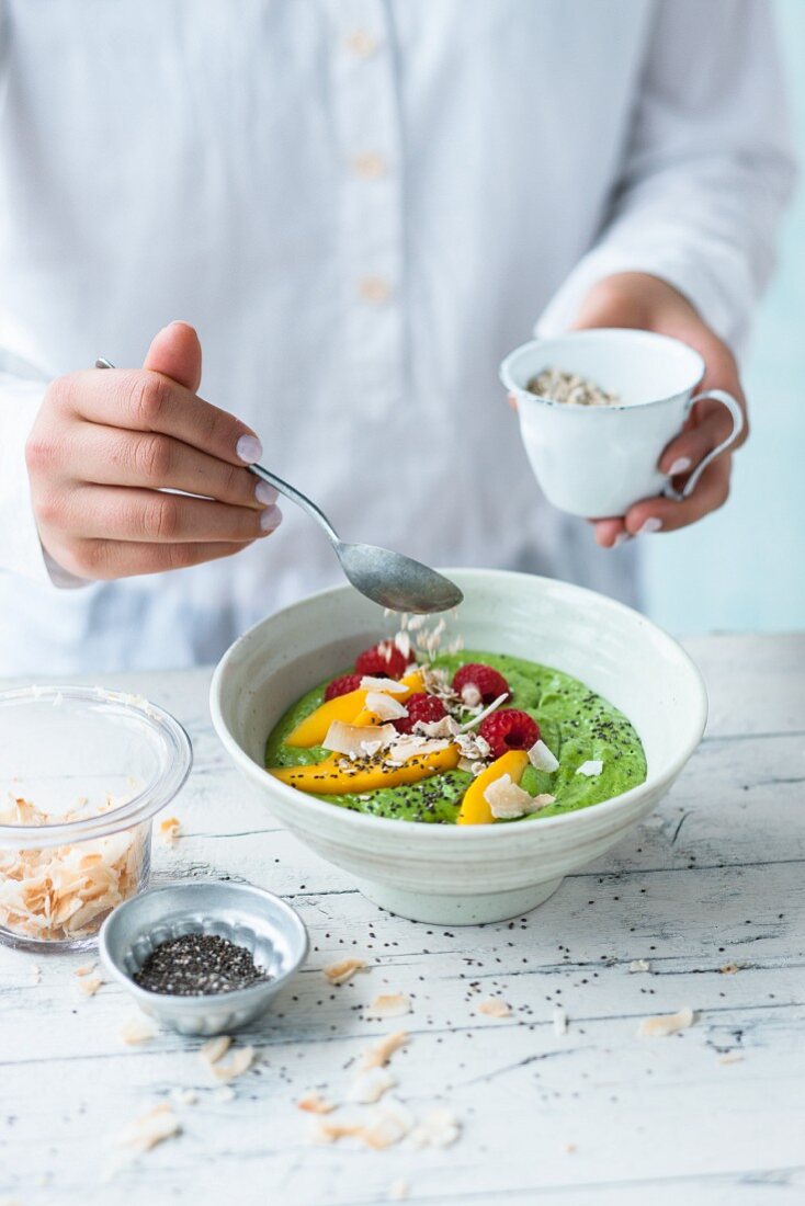 A green smoothie bowl with lupin crunch, chia seeds and fruits